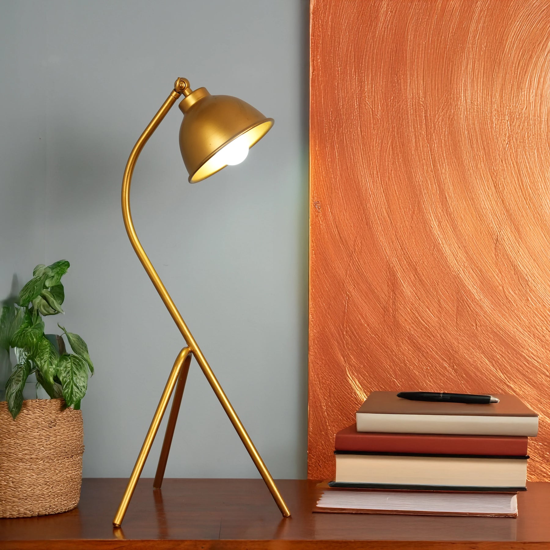Luxury Metal Tripod Table Lamp